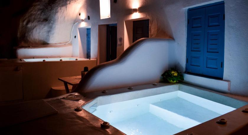 Stoa Cave Villas — Hotel in Santorini