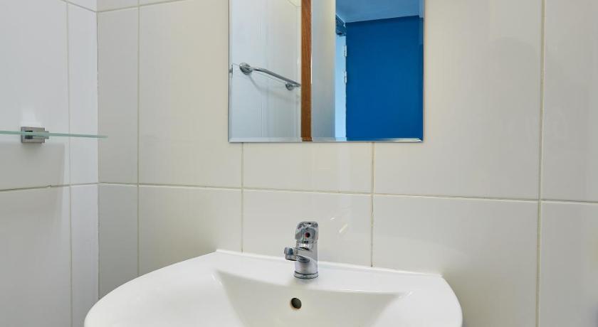 Image of Double Room Ensuite 12