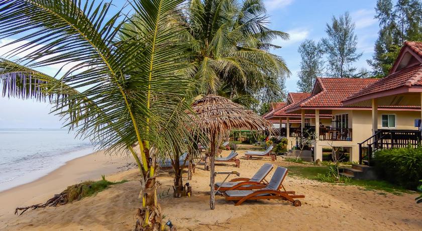 Pranee Beach Bungalows photo