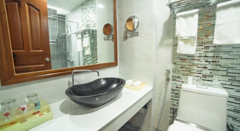 a bathroom with a sink, toilet and bathtub, Paralian Hulhumale in Male City and Airport