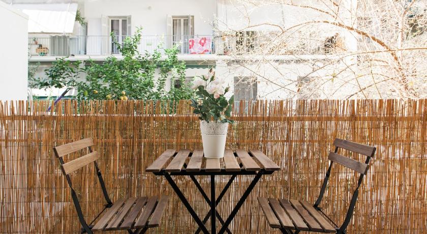 Safe quiet rooms in apartment close to metro station and walk Acropolis photo