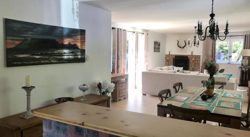 African Holiday home in Table View photo
