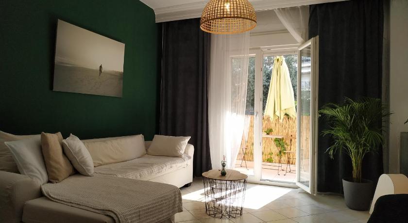 Bright Apartment steps from the Sea — Hotel in Thessaloniki