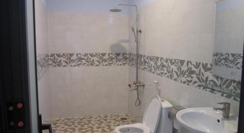 a bathroom with a shower, toilet and sink, Hong Chau Guesthouse in Phu Quoc Island
