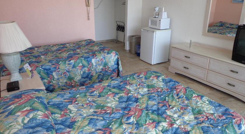 Quarterdeck Motel photo