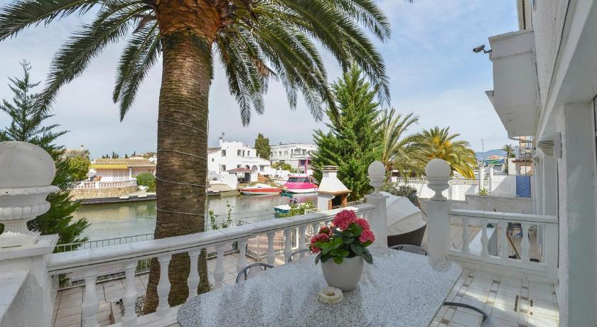Villa Requesens on Canal photo