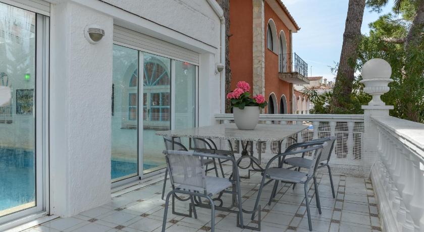 Villa Requesens on Canal photo