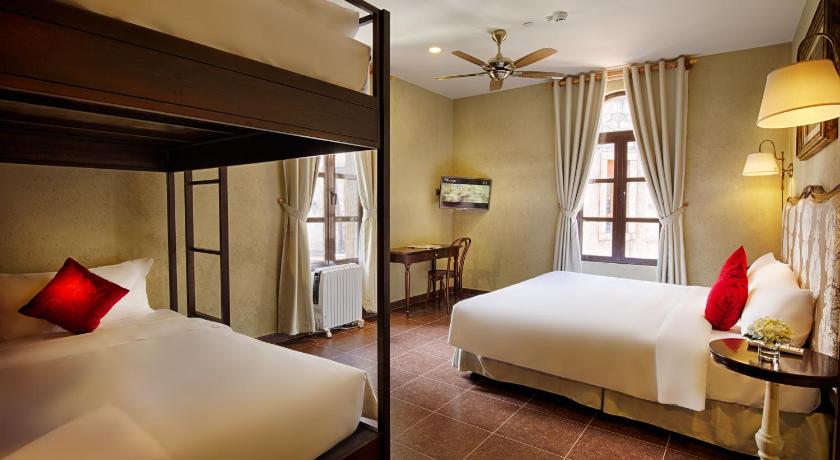 Image of Family Superior with 1 King size bed and 1 Sing le bed 1