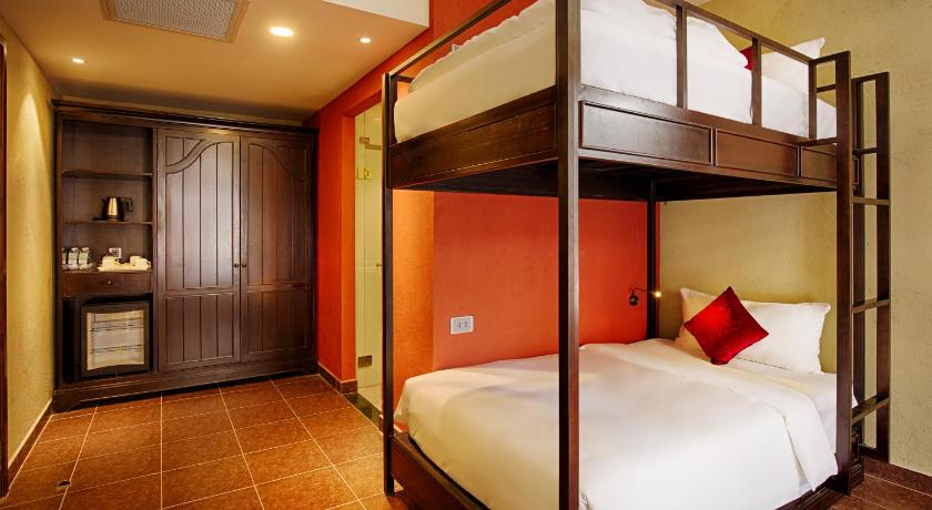 Image of Family Superior with 1 King size bed and 1 Sing le bed 4