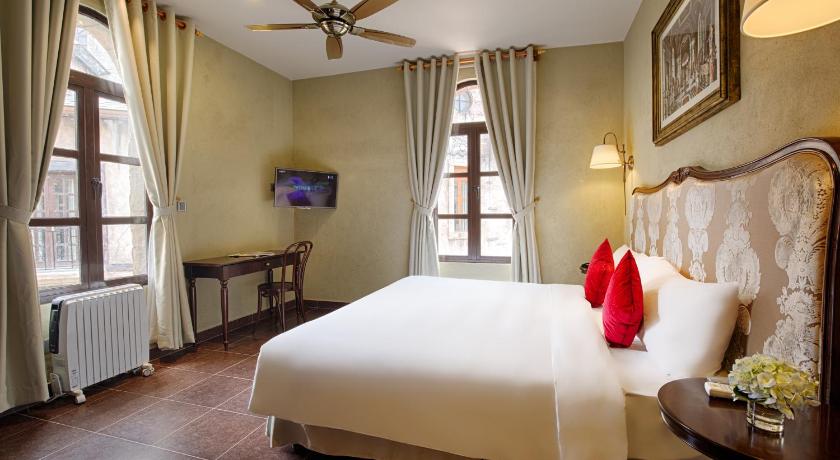 Image of Family Superior with 1 King size bed and 1 Sing le bed 3