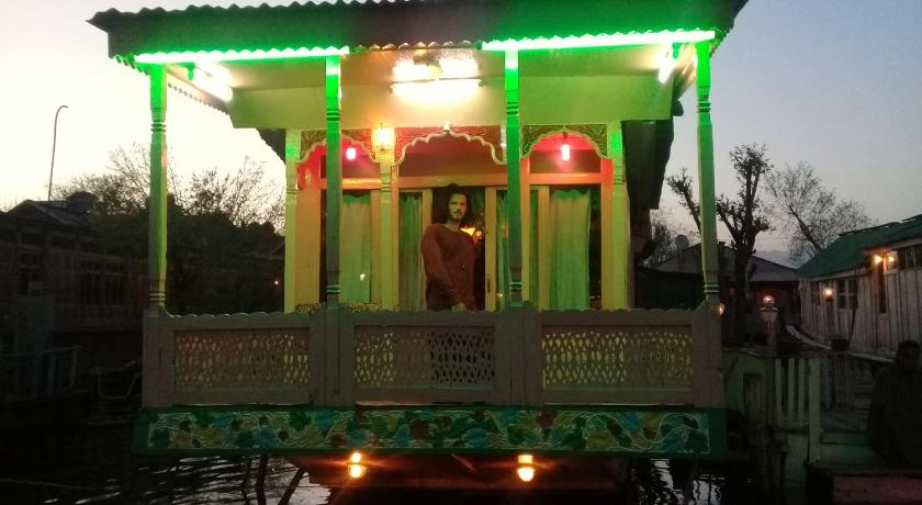 Houseboat Holiday Home — Hotel in Srinagar