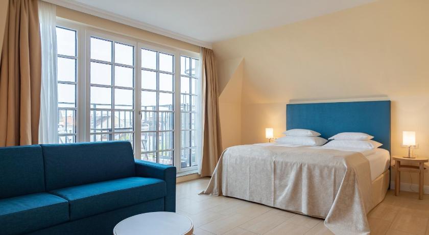 Image of Family Room with Garden View 5