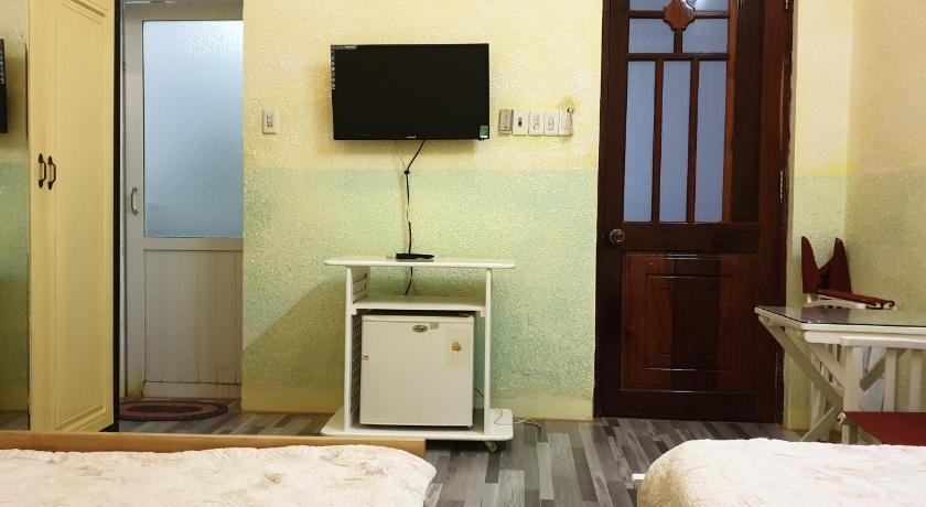 a room with a microwave and a bed in it, Bac Huong Hotel in Kon Tum