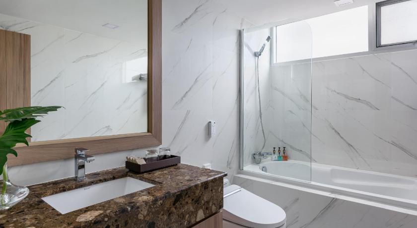 Image of Deluxe Suite King - City View 2