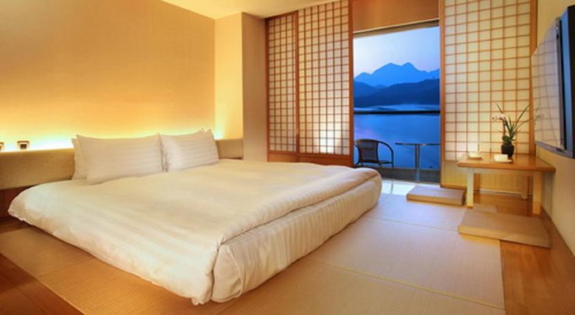 a hotel room with a large bed and a large window, Hotel Del Lago in Nantou