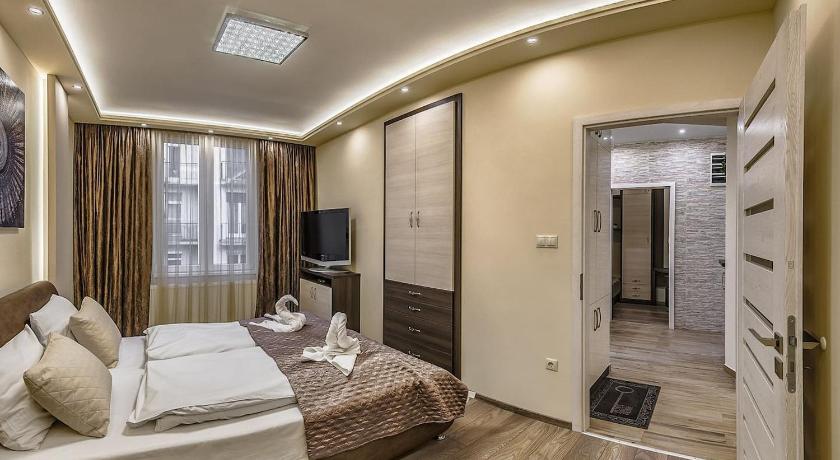 Two-Bedroom Apartment, Your Stunning Home ~ Right Next To Vaci Street in Budapest
