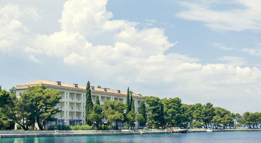 Brijuni Rooms Karmen — Hotel in Fabci
