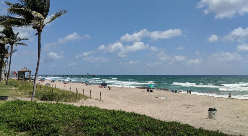people on a beach near the ocean, Ashley Brooke Beach Resort in Deerfield Beach (FL)