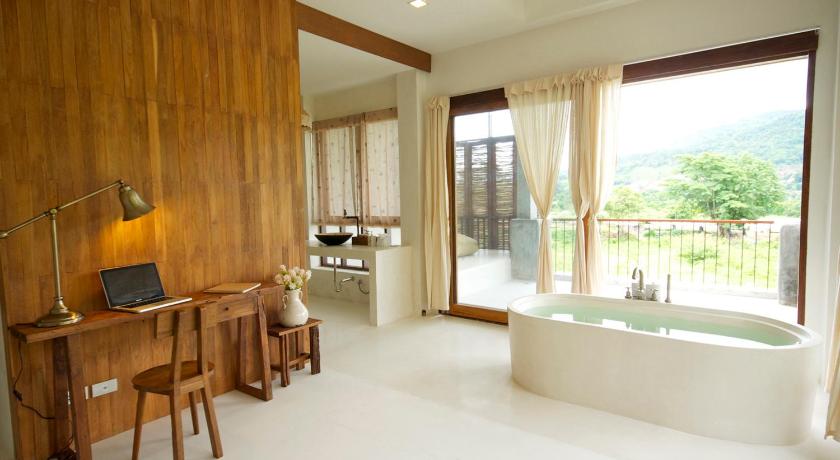 Image of Luxury Suite with Bathtub 5