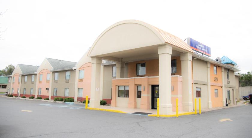 Howard Johnson Hotel & Suites by Wyndham Allentown/Dorney