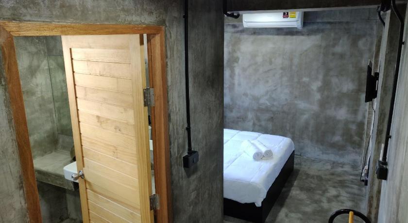 The Hog Guesthouse Bed And Breakfast Bangkok Deals Photos