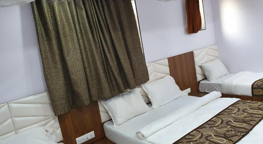 Deluxe Quadruple Room, Hotel Apex in Mumbai