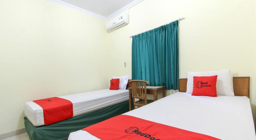 RedDoorz near Rumah Sakit Condong Catur - image 10