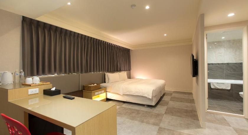 Image of Superior Queen Room - Non-Smoking 8