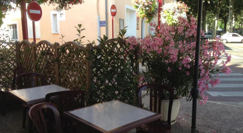 ヴィルヌーヴ＝シュル＝ロット Hotel des Remparts 2つ星 ホテル プール