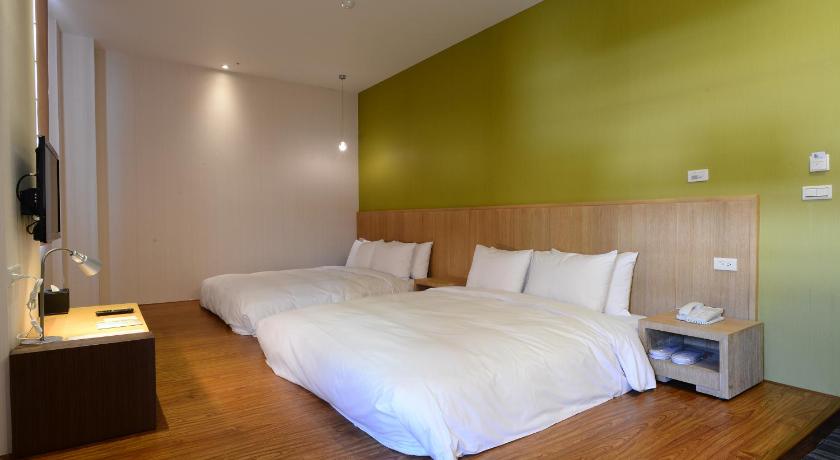 Image of Family Room without View 3