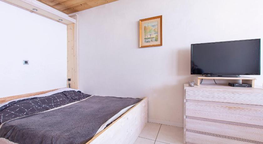 Image of Studio with Mountain View - 30 15