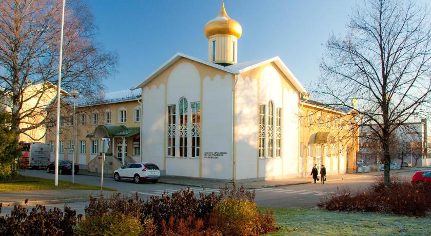 a large building with a clock on top of it, Hotel Golden Dome Iisalmi in Iisalmi