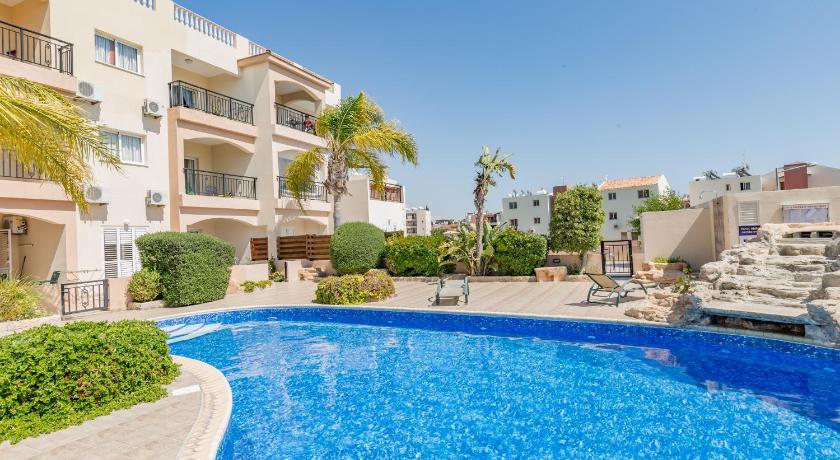 Sun Island Apartment — Hotel in Paphos
