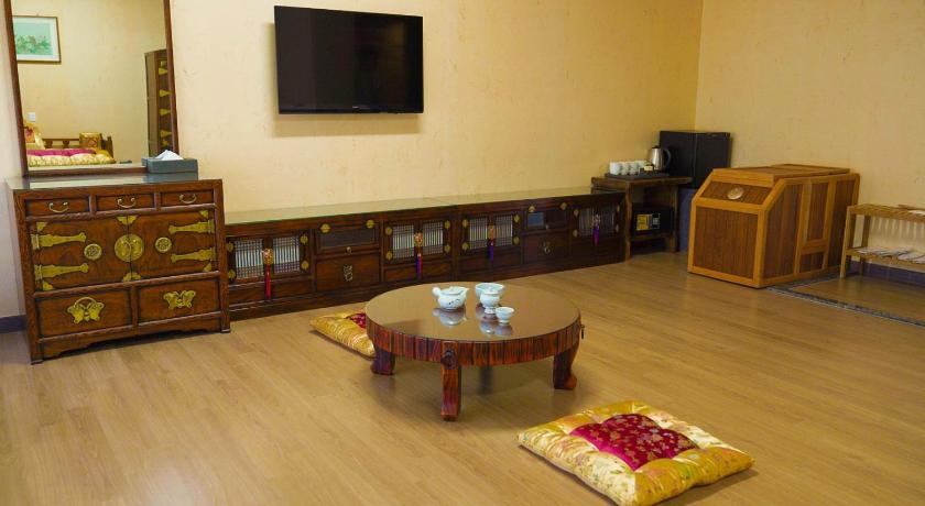 Image of Family Room 12