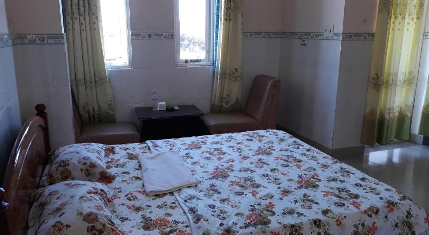 Large Double Room with City View Khach san Quoc Viet
