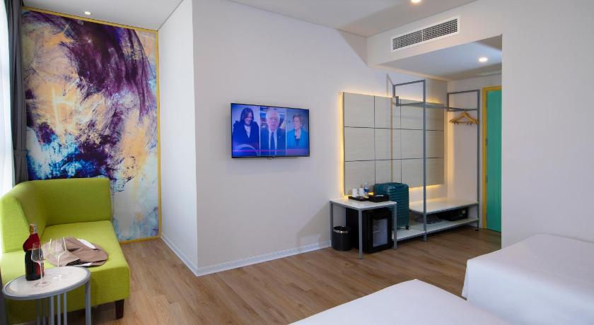 Image of Junior Twin Suite, 1 Bedroom Junior Suite, City view 9