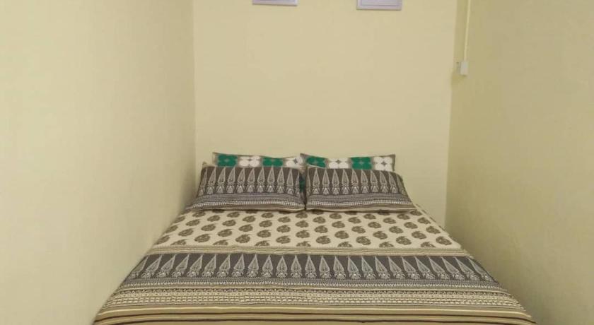 a bed that has a bunch of pillows on it, Homestay / Roomstay Muslim Budget Tanjung Malim in Tanjong Malim (Perak)
