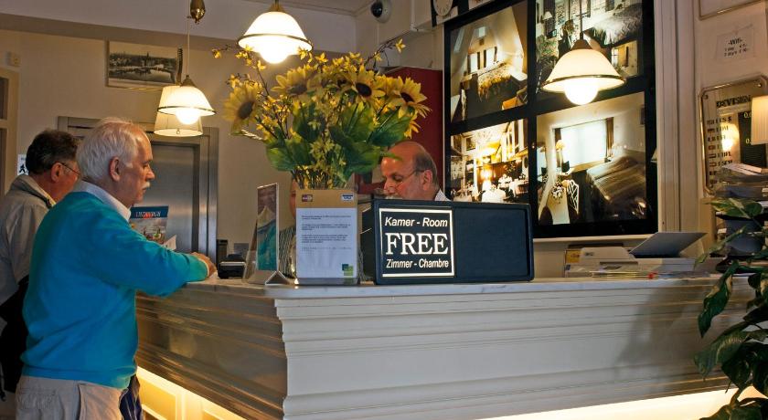 Hotel Prins Hendrik photo