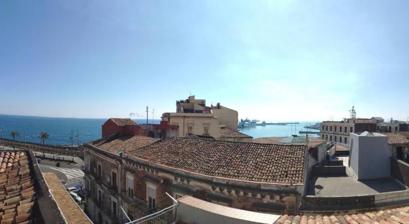Panoramic Suite***** in the heArt of Catania - image 3