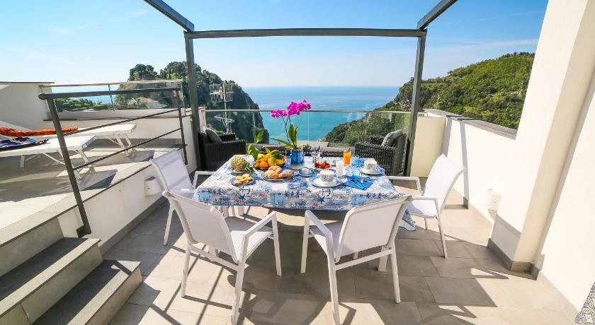 Admiring Amalfi — Hotel in Scala