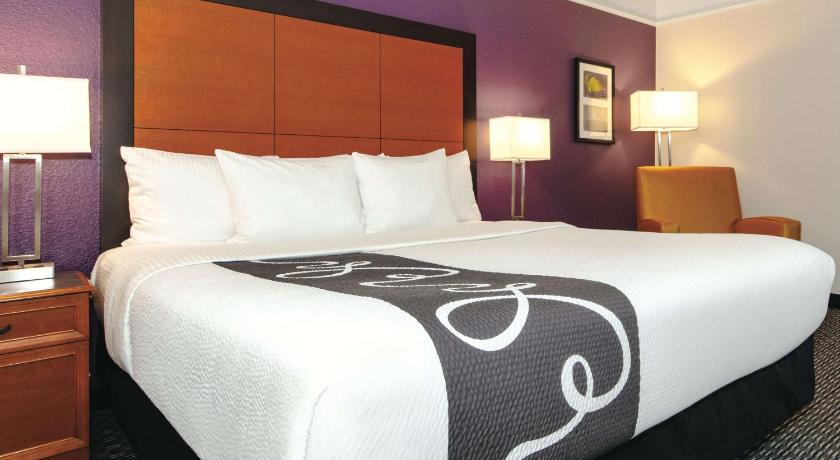 La Quinta Inn & Suites by Wyndham Ontario Airport