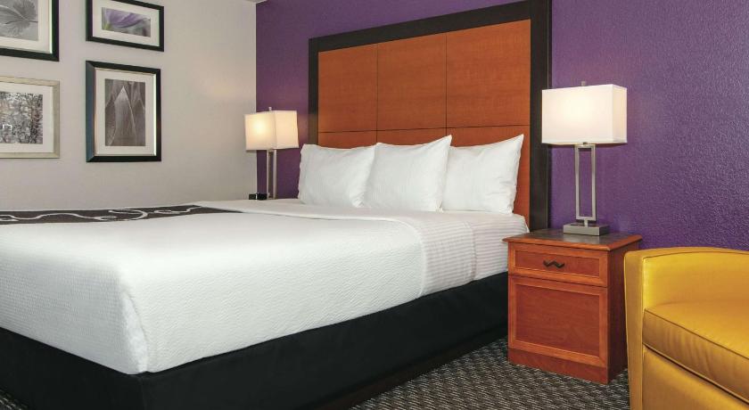 La Quinta Inn & Suites by Wyndham Ontario Airport