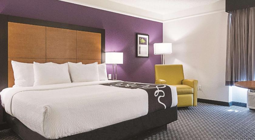 La Quinta Inn & Suites by Wyndham Ontario Airport