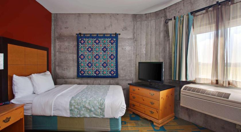 Image of 1 King Bed, Mobility/Hearing Impaired Accessible Room, Non-Smoking 3