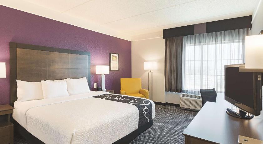 La Quinta Inn & Suites by Wyndham Arlington North 6 Flags Dr