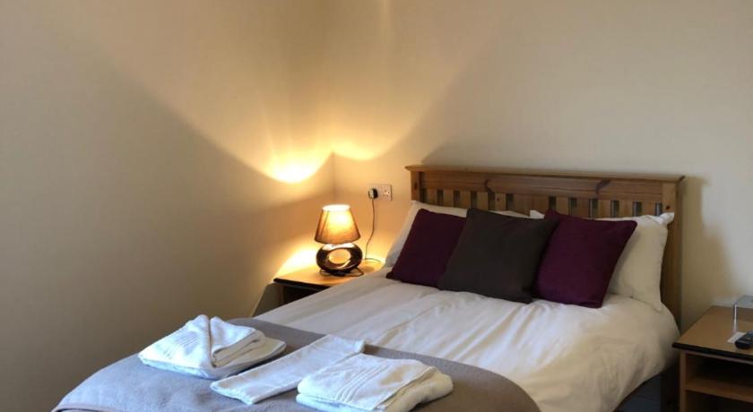 a bedroom with a bed and a lamp, The Brae Hotel in Brae