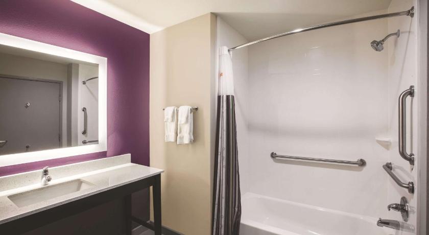 La Quinta Inn & Suites by Wyndham Dallas Northeast-Arboretum