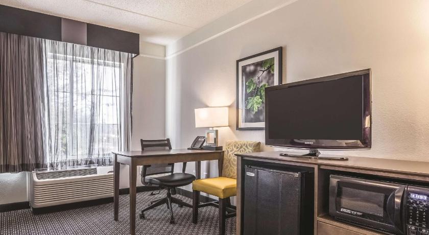 La Quinta Inn & Suites by Wyndham Alexandria Airport