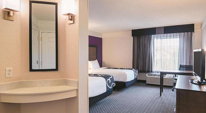 La Quinta Inn & Suites by Wyndham Denver Airport DIA