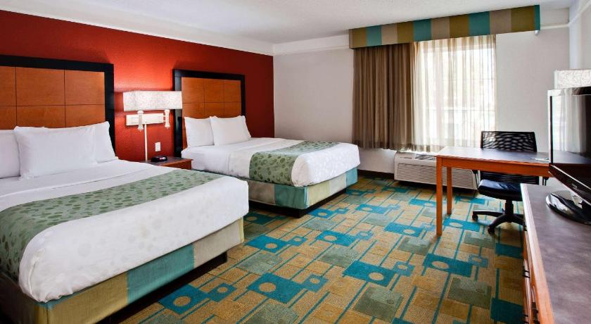 La Quinta Inn Suites By Wyndham Usf Near Busch Gardens Tampa